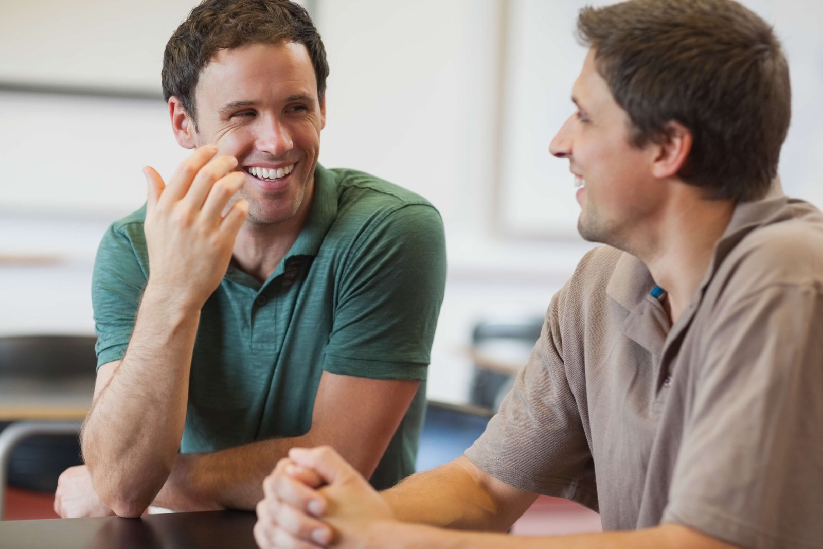 hombres-hablando-sonriendo-conversando-conversacion-efectiva-daniel-colombo